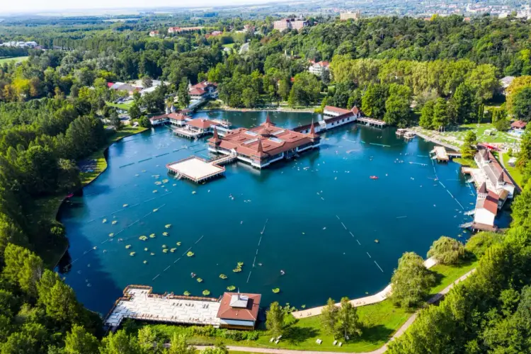 Najciekawsze atrakcje w Keszthely, które musisz zobaczyć nad Balatonem
